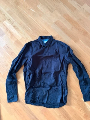 Svart skjorta - Säljer en svart skjorta från Crooker Apparel i storlek M då jag vuxit ur den. 