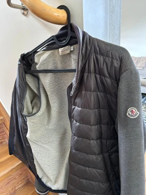Grå Moncler cardigan jacka!  - Snygg stilren Moncler jacka i bra skick med få tecken på användning. Har inte använt så mycket eftersom jag vuxit ur den. Passar även storlek S.                                     Köpt från vongreven closet.