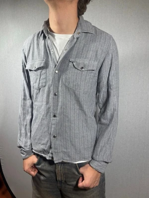 Ciszere overshirt XS - Hej och välkommen till byTorén. Detta är en overshirt från Ciszere i storlek XS med normal passform. Modell på bild är ca 182, 67kg. Plagget är i bra skick utan några defekter. Tveka inte på att höra av dig, även om det skulle vara minsta lilla;)