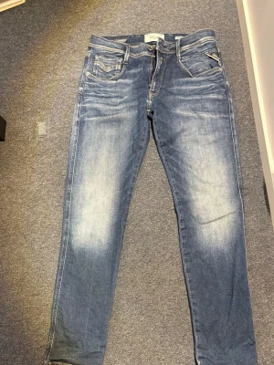 Replay jeans anbass, hyperflex - Snygga blå jeans från replay. Anledning till att jag säljer är att jag inte har samma storlek längre. Jeansen som är modellen Anbass, hyperflex har storleken 33 i Waist och 32 i Length. Har ni några funderingar så bara skriv!