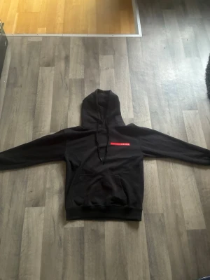 Prada hoodie - Endast använd vid ett fåtal tillfällen. Väldigt bra skick, kvalité och extremt skönt material. Priset är inte hugget i sten!  