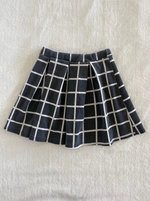 Boohoo grå och vit rutig kjol - En fin grå och vit rutig minikjol, den är stretchig runt midjan, har inga defekter 💝 Midja: 30cm Längd: 38cm
