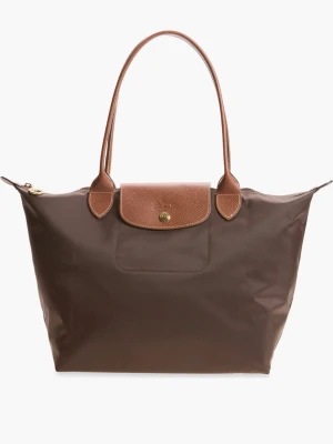 Brun longchamp  - Stilren brun handväska i klassisk tote-modell med långa handtag och vikbar design. Väskan har detaljer i brunt läder, guldfärgad knapp och dragkedja. Perfekt för dig som vill ha en rymlig och enkel väska med snygga kontraster. Longchamp storlek M