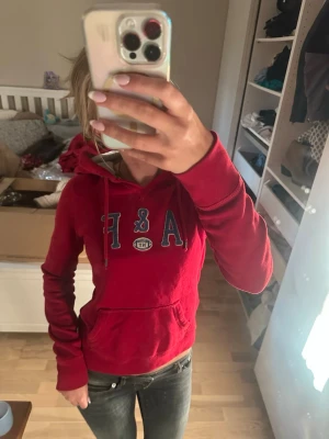 Röd hoodie med A&F-tryck - Dö snygg vintage abercombie&fitch hoodie!😽 Perfekt passform och super mjukt mysigt tyg, inga defekter alls🩷