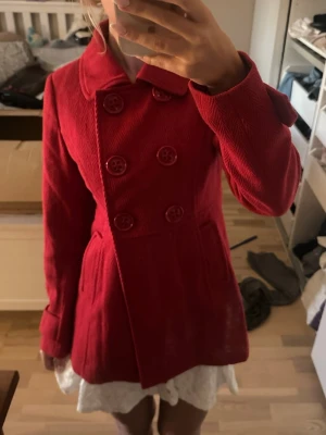 Röd kappa - Snygg röd kappa med dubbelknäppning! Lite gossipgirl vibes❤️🍁