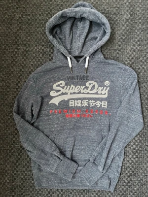 Vintage 2000s SuperDry hoodie (sällsynt) -  Säljer nu denna sjukt snygga Vintage 2000s SuperDry hoodie! Passar till allt och har en perfekt passform. Säljs ej längre i butik och är därav mycket eftertraktad😊 passar M perfekt ! Skriv vid funderingar 🤝