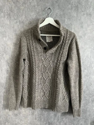Tjockstickad quarterzip - Extremt snygg tjockstickad cardigan med mönster. Storlek S, passar även M 