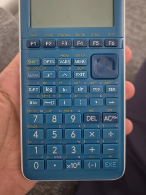 Casio FX-7400GIII grafräknare gymnasiet / högskola - Grafritande miniräknare i blå plast med stor display och många funktionsknappar för avancerade matematiska beräkningar. Perfekt för matte, fysik och teknik. Knapparna har vit och gul text och det finns en styrplatta för navigering. 