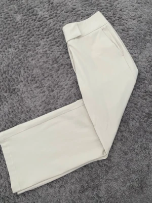 Vida beige kostymbyxor - Snygga kostymbyxor i beige. Mjukt material och mycket bekväma. Sparsamt använda. Nypris 1600 kr 