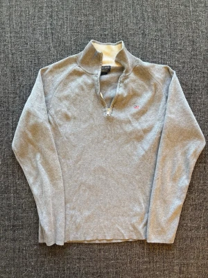 Ralph Lauren half zip ~ sällsynt  - Sjukt eftertraktad Ralph Lauren half zip ~ vintage modell | st L=M | färg grå | klassisk passform | sällsynt 2000’s modell | OBS kan gå ner lite i pris vid snabb affär! 🏄liten deffekt bild visas 