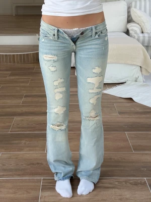 Abercrombie & fitch Lågmidjade slitna jeans  - Storlek 0R ~ XXS regular. Rakt över midjemått: 34cm. Innebenslängd: 81cm. Frakt 24h. Priset är inte förhandlingsbart. 