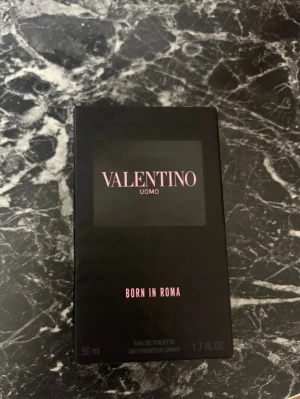 Valentino Born in Roma Uomo EdT 50ml - Säljer en Valentino Born in Roma Uomo Eau de Toilette, 50 ml. Flaskan är svart med nitar och har en lyxig, modern design. Doften kommer i originalförpackning som matchar flaskans eleganta och stilrena utseende.