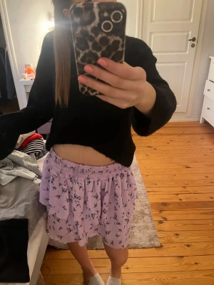 Somrig kjol med volang - Supersöt ljuslila kjol med volanger. Nyskick🌷