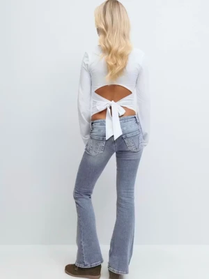 Ljusblå bootcut jeans med låg midja - Säljer ett par ljusblå bootcut jeans med låg midja och klassiska fem fickor. Jeansen har en lätt tvättad look och utsvängda ben, perfekta för en avslappnad och trendig stil. Materialet ser ut att vara bomullsdenim med lite stretch.