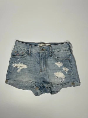 Hollister jeansshorts - 👕 Plagg: Jeansshorts                                                          📏 Storlek: Midjemått 33 cm                                                                                                            ✨ Skick: Fint skick                                                        💬 Vid frågor är det bara att skriva!                                                                                          🛍️ Gramenti