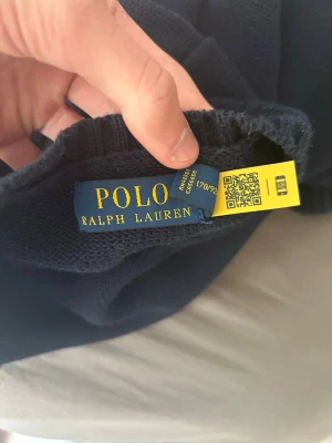 Marinblå stickad tröja Polo Ralph Lauren - Säljer en helt ny stickad tröja ifrån polo ralph lauren. Nypris ligger runt 2000kr. Perfekt inför sena sommarkvällar och en stilren outfit. Pris kan självklart diskuteras vid snabb affär. Tveka inte att skriva vid minsta lilla fråga🙌