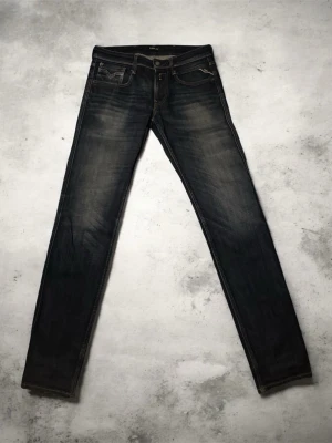 Svarta slim fit jeans med slitningar - Snygga svarta slim fit jeans med diskreta slitningar och tvättade detaljer. Klassisk femficksmodell med dragkedja och knapp i midjan. Jeansen har smala ben och kontrastsömmar som ger en cool look. Perfekta för dig som gillar en modern och stilren stil. Skriv vid eventuella frågor pris ej hugget i sten