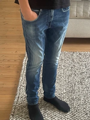 Replay anbass jeans  - Replay anbass jeans | Modell: Anbass | Inga stora  defekter |Skriv vid någon fråga, fraktas snabbt 🙌   