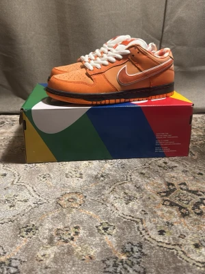 Nike Sb Dunk Low orange lobsters - Helt deadstock och har aldrig testat skorna. Kommer med två extra skosnören (orange och blå) 