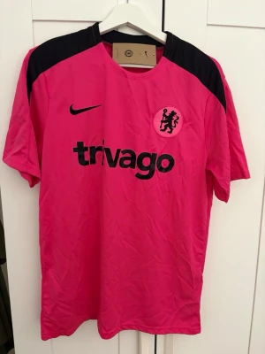 Chelsea set  - Säljer detta aldrig används Chelsea settet då den var för stor. Storlek M men passar även mindre. Jätte fint och unikt med rosa tröja. Vid frågor tveka inte.