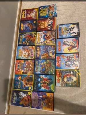 Samling Scooby-Doo och Tom & Jerry böcker - Stor samling färgglada böcker med Scooby-Doo och Tom & Jerry. Omslagen har tecknade figurer i olika äventyr och mysterier. Perfekt för dig som gillar klassiska tecknade serier och spännande berättelser. Böckerna har mjuka och hårda pärmar i olika färger. En för 60 kr 