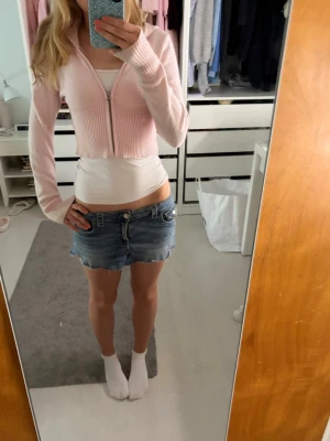 Rosa kofta  - Säljer en rosa kofta från Gina tricot. Den är lite nopprig men syns inte så mycket. 