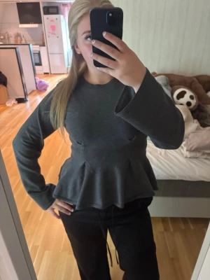 Stickad tröja  - En finstickad tröja som är jätte gullig, den är från Gina i storlek L men skulle säga att den passar M. Jag säljer då jag har för mycket kläder. Jätte bra skick använt Max 2 gånger💕