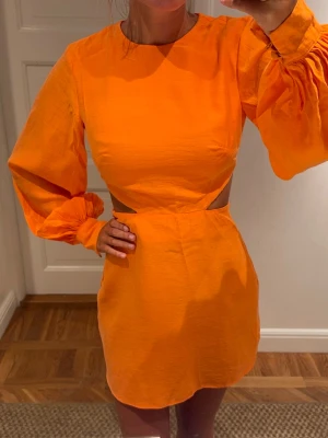 Såå snygg orange klänning - Säljer denna så snygga orange klänningen perfekt nu till sommaren🌸🌼🍦👒👙🩴🫧