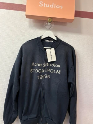 Acne studios zip hoodie  - (Kan mötas i Sthlm ) Passar båda kön. Inga skador eller defekter 😊 storlek s true to size . Box medföljer 