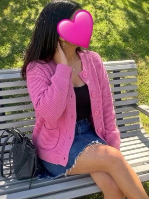 Rosa ribbstickad kofta från Bonprix (Stl S) - Säljer en söt rosa kofta med ribbstickad struktur och stora knappar framtill. Koftan har två praktiska fickor och en rundad halsringning. Perfekt att slänga över en topp eller t-shirt för en chill look.