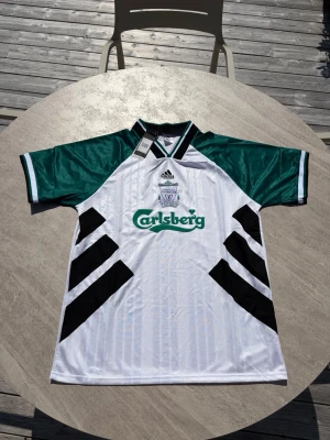Liverpool retro tröja - Säljer nu denna retro liverpooltröja i nyskick!