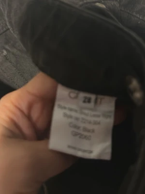 Svarta jeans från Grunt, organic - Säljer ett par svarta jeans från Grunt med organic-märkning. Jeansen har klassisk femficksmodell, dragkedja och knapp med logga. Perfekta för dig som gillar en enkel och clean stil.