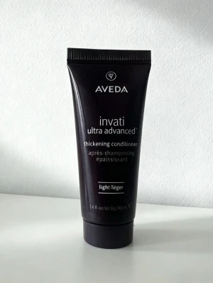 Aveda Invati Ultra Advanced Balsam - Aveda Invati Ultra Advanced thickening conditioner i en mörklila tub på 40 ml. Balsamet är av typen 'light' och hjälper till att ge håret mer volym och tjocklek. Perfekt för dig som vill boosta håret med extra fyllighet.