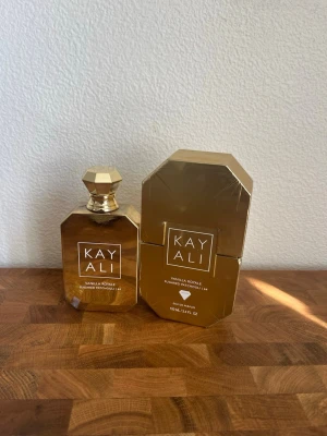 Kayali Vanilla Royale parfym 64, 100ml - Lyxig parfym från Kayali i doften Vanilla Royale Sugared Patchouli 64. Kolla gärna bild 2 för kvarvarande mängd. 