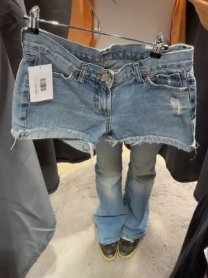Lågmidjade jeans shorts - 7 for All Man Kind jeansshorts i storlek 27 (xs-S) i ljus denim😍🤭(nypris:1300!)