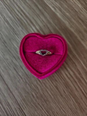 Guldfärgad ring med hjärtformad sten - Hjärta ring i storlek 18,5mm, guldfärgad.