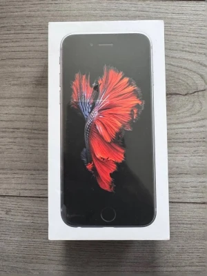 iPhone 6s 64gb - Den fungerar helt vanligt utan problem har små flisor på skärmskyddet på framsidan men det skadar inte något.                                                               Tveka inte att kontakta om du undrar något              OBS! Endast kontant och snabb affär 