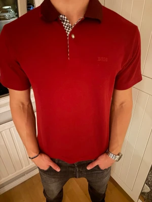 Vinröd piké från Hugo Boss - Vinröd piké från Hugo boss (ganska kort i storleken)