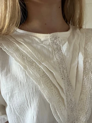 Söt spetsblus - Jättesöt spetsblus från Zara som inte kommer till användning. Väldigt fint skick, använd ca tre gånger 💕