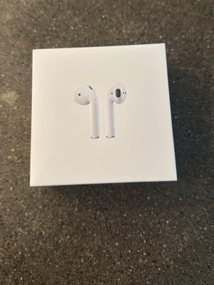  AirPods låda  - Säljer ett par stilrena, trådlösa vita hörlurar från Apple. Klassisk AirPods-design med slimmad form och laddningsetui. Perfekta för musik, samtal och poddar. Kommer i originalförpackning.