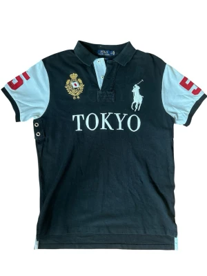 Ralph Lauren Polo Tokyo - Ralph Lauren pike, Tokyo, storlek: L, Väldigt sällsynt och såklart äkta. Skick: bra 7.5/10. Längd: 70cm längd 53cm längd. Skriv om ni undrar någonting📲