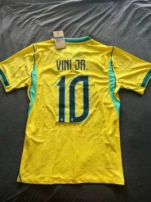 Vini Jr Brasilien telja - Säljer denna snygga Brasilien tröja med Vinicius Junior på ryggen. Den är aldrig använd så skicket är nytt. Storleken är Medium. Skriv vid frågor eller bilder.