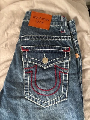 True Religion blå jeans - Säljer ett par blå jeans från True Religion som jag knappt använt har bara legat i min garderob så jag inte tycker den är snygg 