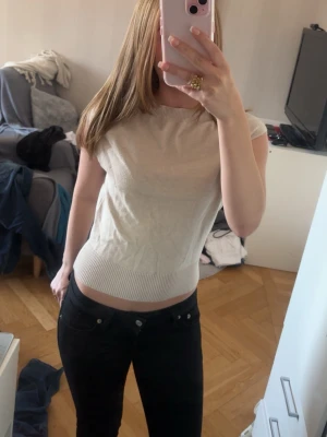 Beige ribbad topp med kort ärm - Snygg beige stickad väst från Gina💕 använd en gång därav säljer eftersom att den inte kommer till användning. 