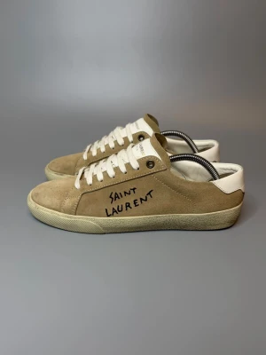 Saint Laurent Skor  - ‼️VI TAR EJ BYTEN‼️ Saint Laurent sneakers | Skick: 8.5/10 | Storlek EU 39 passar 40 | Fraktar inom 24H efter köp på köparens bekostnad 📦💨 | Hör av dig vid minsta fråga eller fundering 