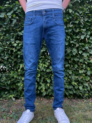 Replay anbass jeans - Säljer ett par replay anbass W31 L32.          Mycket bra skick.                                                                     Modelllen är 184cm och väger 72kg.                            Skriv gärna om ni har funderingar.