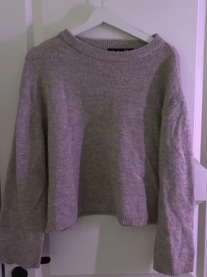 Beige stickad tröja från 157 - beige stickad tröja från lager. storlek s men passar xs-m och kanske till och med l. aldrig använd