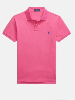 Rosa pikétröja från Polo Ralph Lauren - Snygg rosa pikétröja från Polo Ralph Lauren med klassisk krage, korta ärmar och blå logga broderad på bröstet. Tillverkad i mjuk bomull som känns skön mot huden. Perfekt för en avslappnad men stilren look.