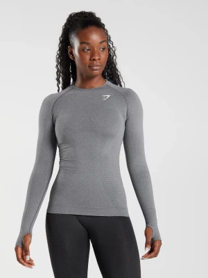 Grå seamless långärmad topp Gymshark - Säljer en grå långärmad seamless träningströja från Gymshark. Tröjan har tight passform, tumhål vid ärmsluten och diskret logga på bröstet. Tillverkad i stretchigt funktionsmaterial som andas, perfekt för gym eller löpning.