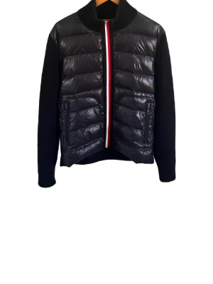 Moncler Cardigan Tricot (ÄKTA!!!!!) - Tja! Säljer nu min mycket sällsynta Moncler tricot cardigan i storleken L med dubbel dragkedja (Äkta!!!!!!). I bra skick utom vid ena ärmen där tyget slitits upp lite, finns möjlighet att fixa snyggt hos skräddare.  Tveka inte att höra av dig vid frågor eller funderingar 🤩🤩